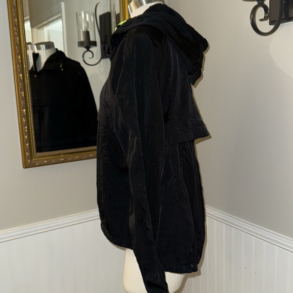 Lululemon Black Hooded 1/2 Zip Windbreaker with Neon Accents. EUC. Size M/L. - Picture 4 of 9